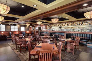 2 restaurants; breakfast and dinner served  - Hilton Garden Inn Dubuque Downtown (Dubuque)