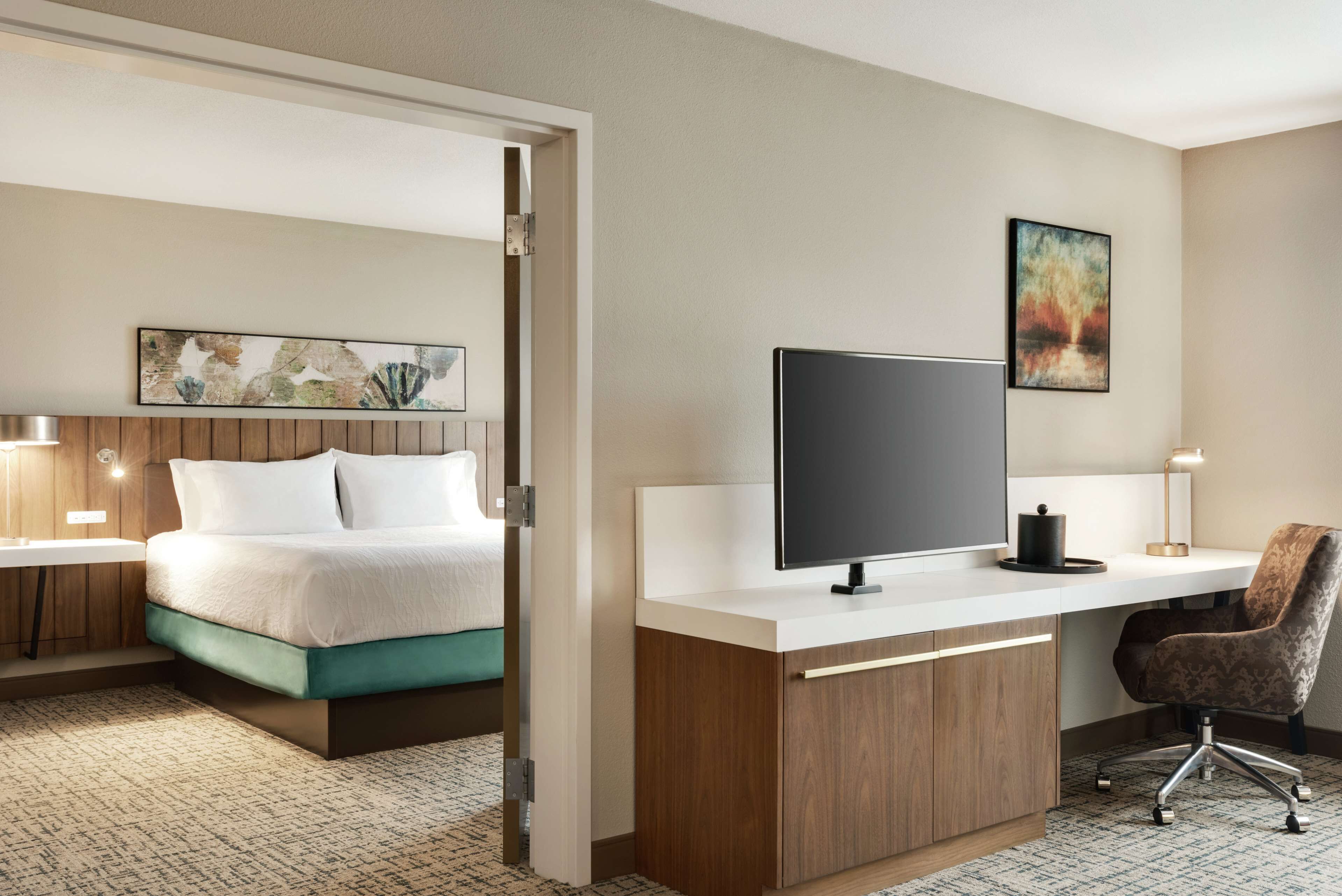 deluxe suite, 1 king bed | desk, laptop workspace, iron/ironing board, cots/infant beds