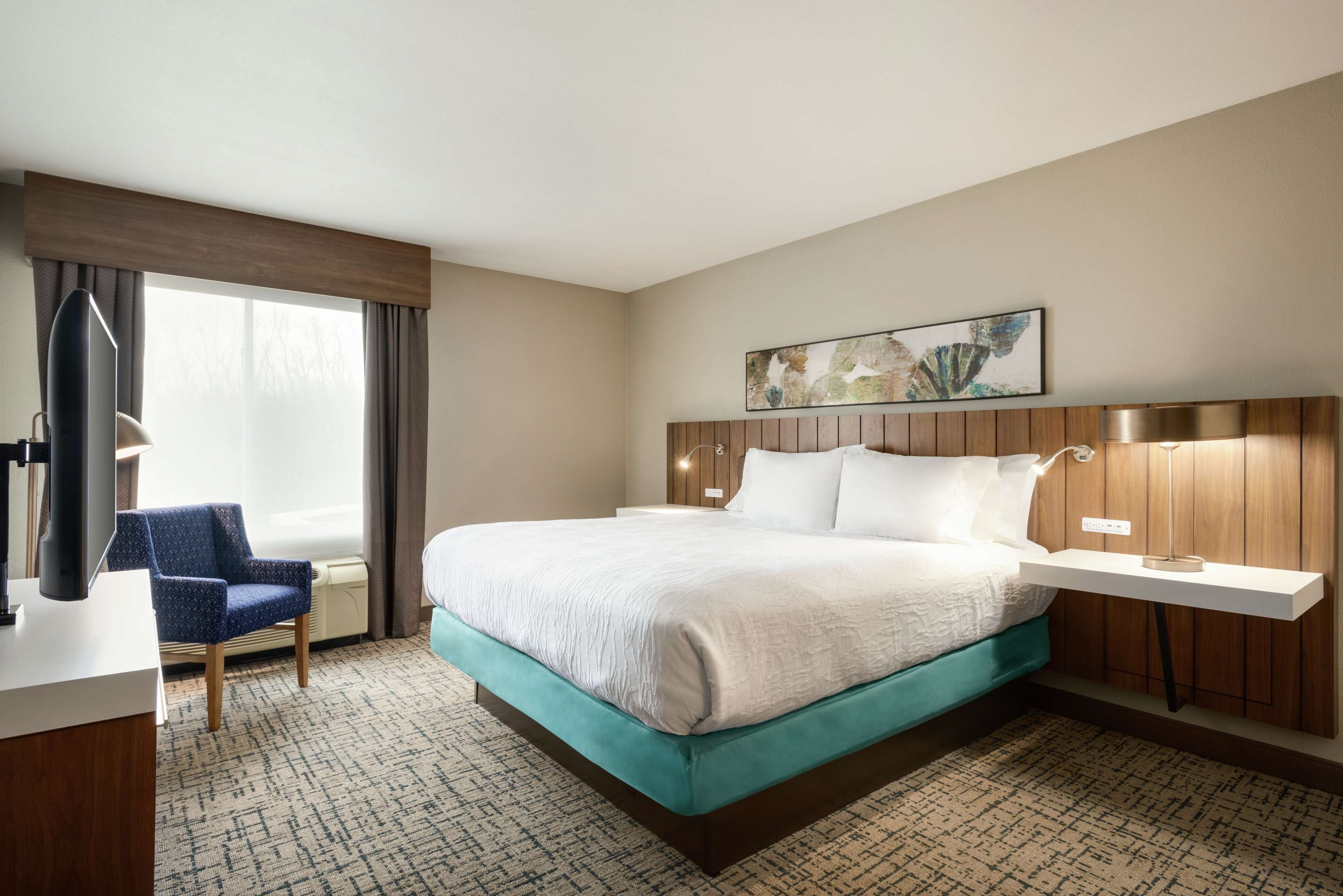 suite | desk, laptop workspace, iron/ironing board, cots/infant beds