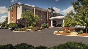 Un hôtel Holiday Inn Express doté d’un parking, de jardins aménagés et offrant une vue sur un ciel dégagé.