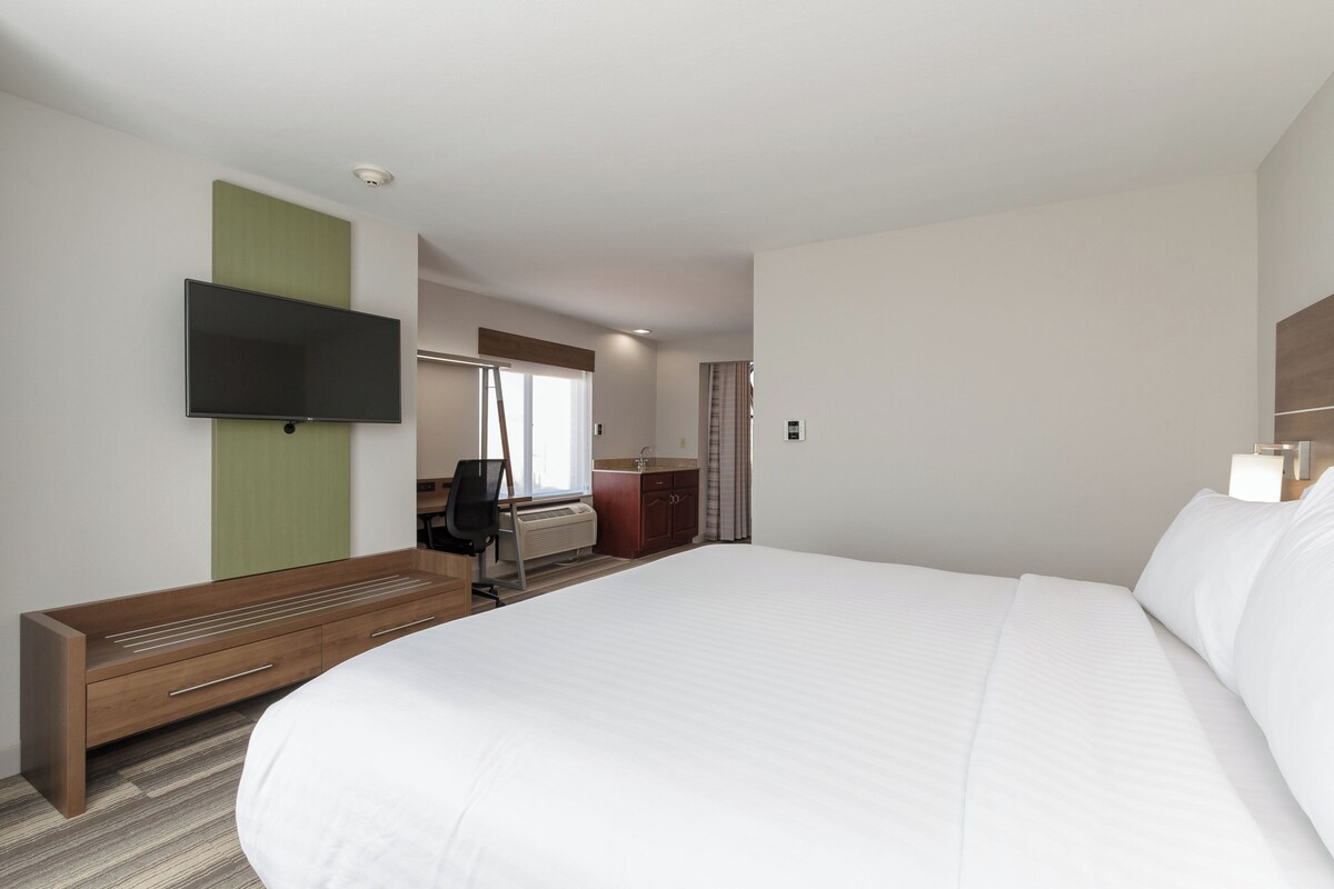 Hypo-allergenic bedding available, in-room safe, desk, blackout drapes