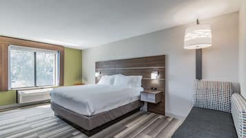 Suite, 1 kingsize-seng | Allergitestet sengetøy, safe på rommet, skrivebord og blendingsgardiner