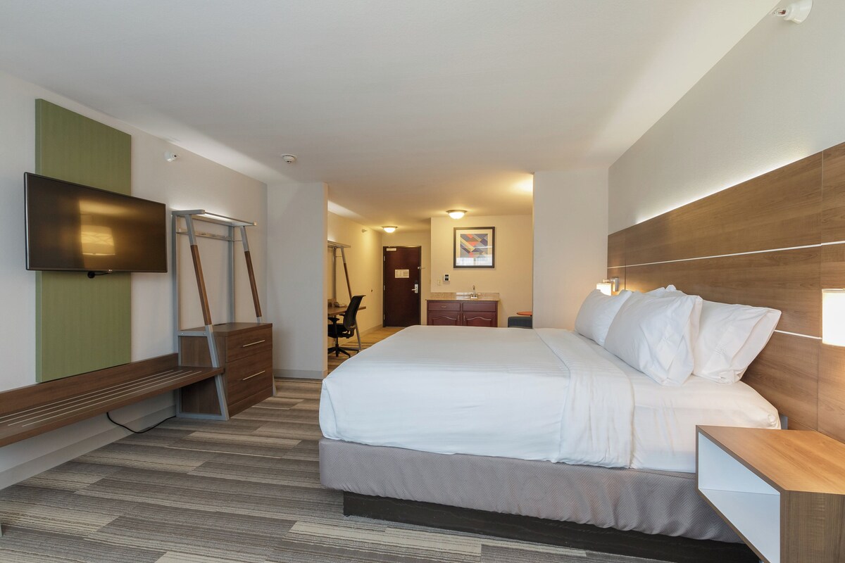 Suite, Multiple Beds | Hypo-allergenic bedding available, in-room safe, desk, blackout drapes