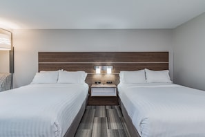 Hypo-allergenic bedding, in-room safe, desk, blackout curtains - Holiday Inn Express Hotel & Suites South Bend by IHG (South Bend)