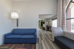 Hypo-allergenic bedding, in-room safe, desk, blackout curtains