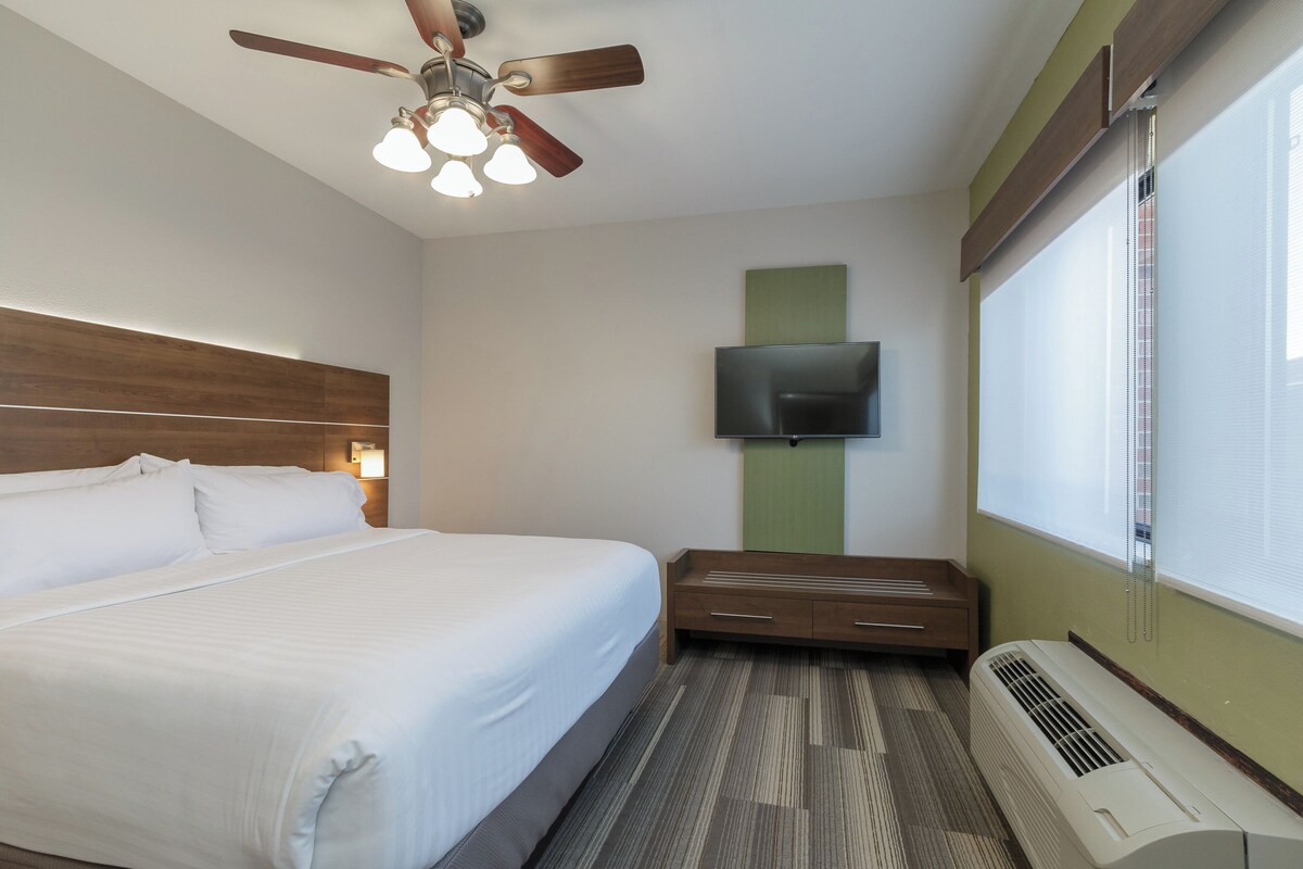 Suite, Multiple Beds | Hypo-allergenic bedding available, in-room safe, desk, blackout drapes