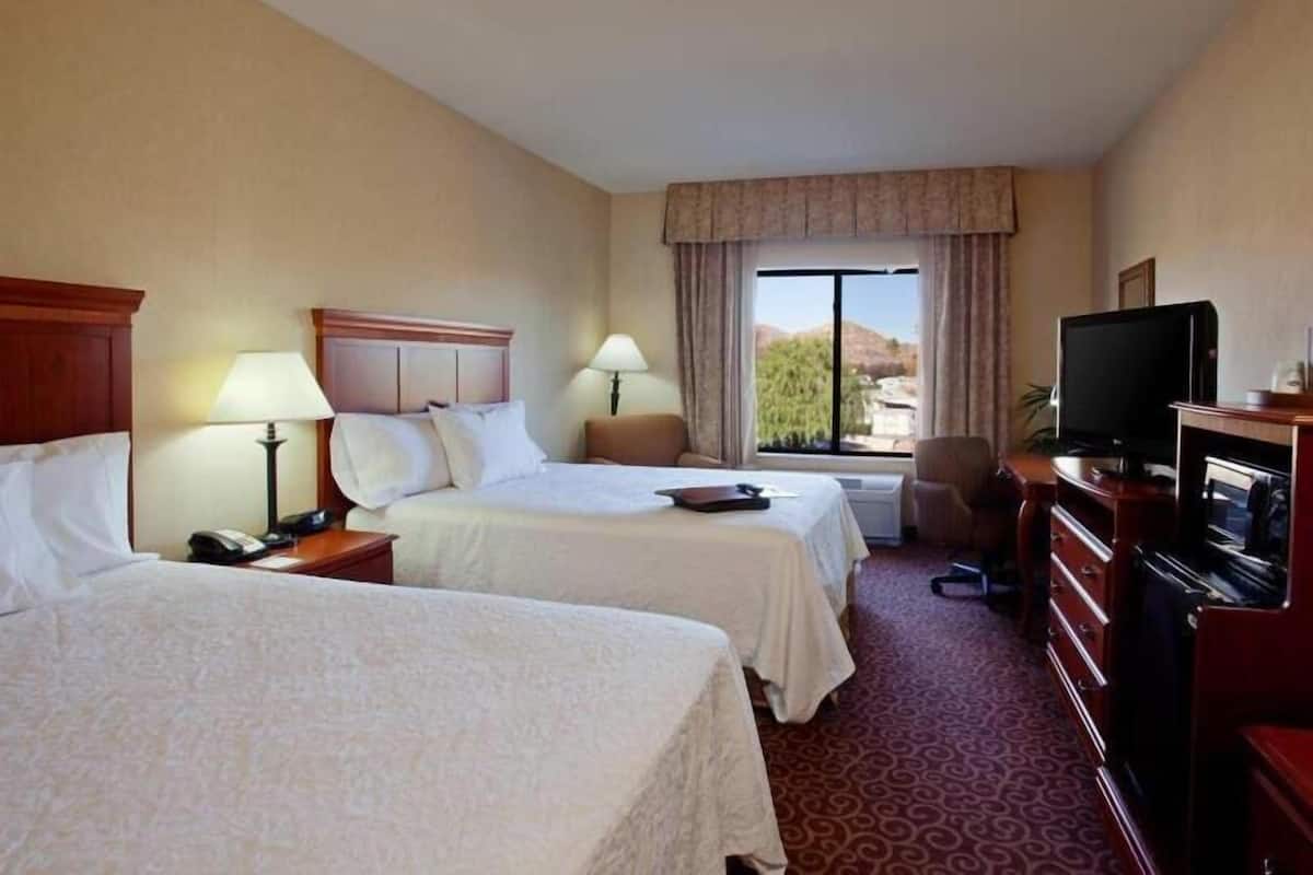 Premium bedding, pillowtop beds, minibar, in-room safe