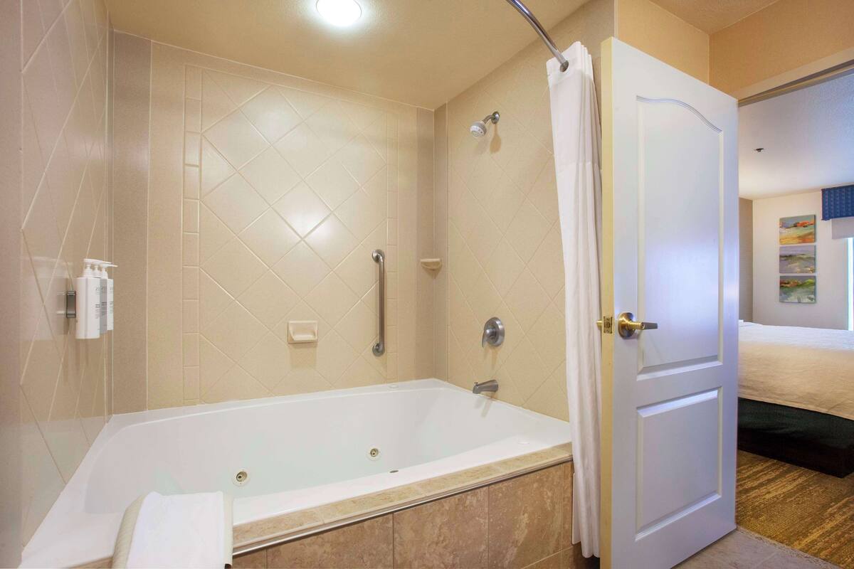 suite, 1 king bed, non smoking | bathroom | combined shower/bathtub, hair dryer, towels