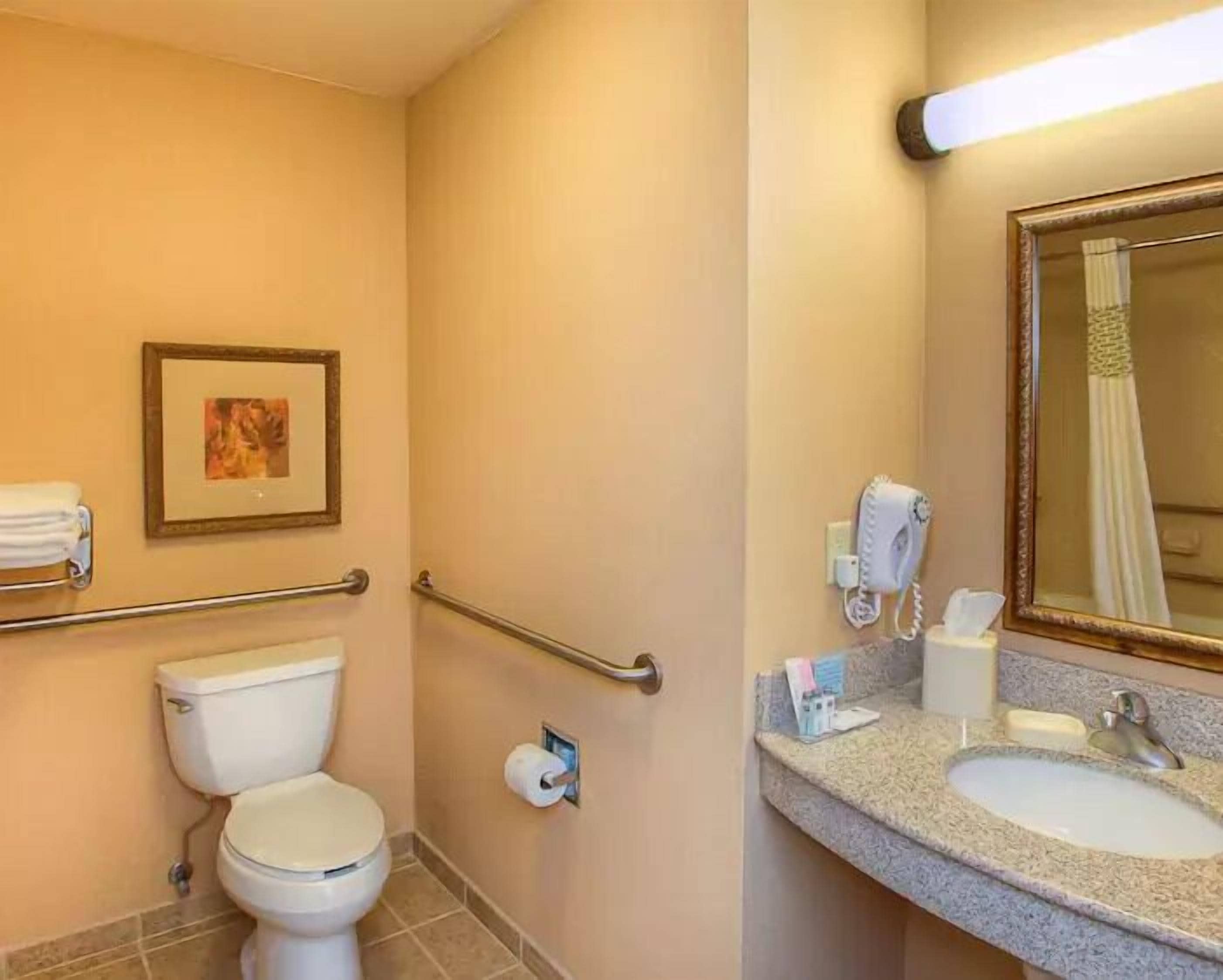 combined shower/bathtub, hair dryer, towels