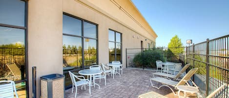 Piscine couverte, chaises longues