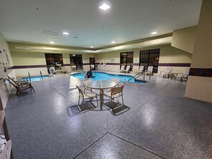 Piscina coperta, lettini