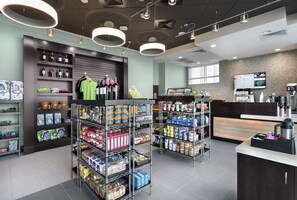 Un supermercado bien organizado con varios pasillos, una amplia variedad de productos y un diseño moderno y limpio.