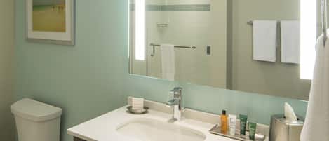 Ein Badezimmer mit Toilette, Waschbecken und Spiegel.