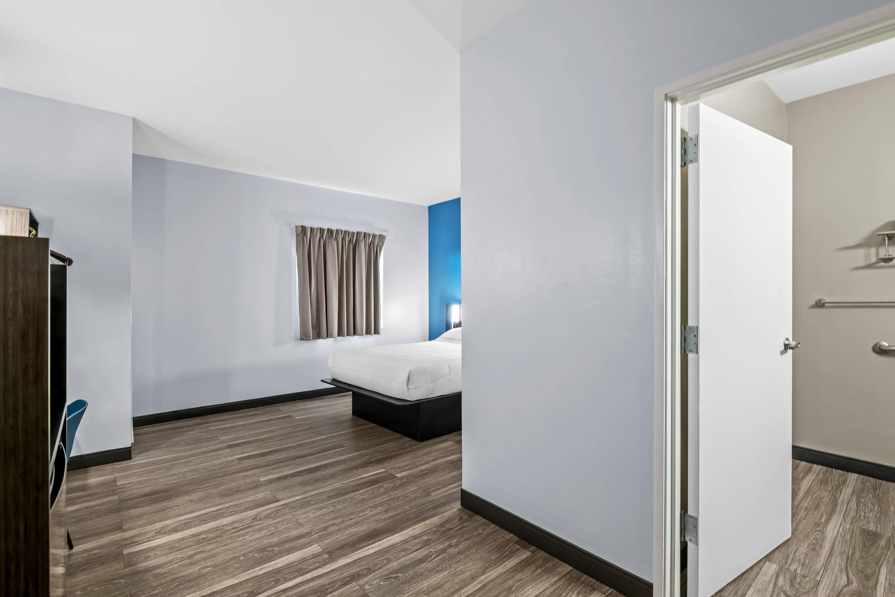 Room, 1 Queen Bed, Roll-in Shower, Non Smoking