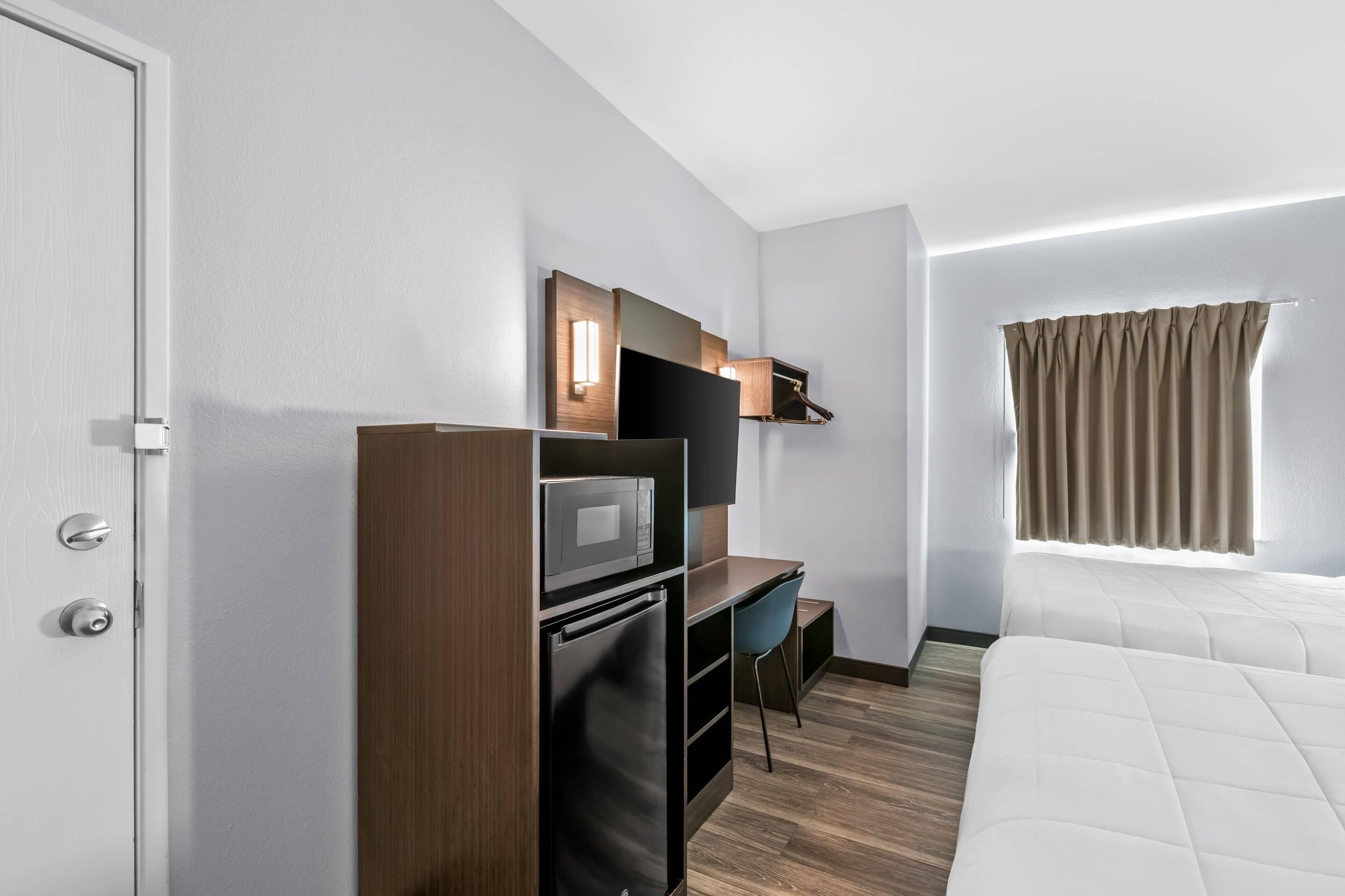 Quarto standard, 2 camas de casal, para não fumantes | Escrivaninha, Wi-Fi de cortesia, roupa de cama