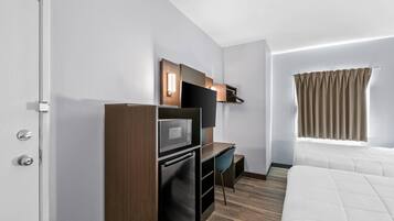 Quarto standard, 2 camas de casal, para não fumantes | Escrivaninha, Wi-Fi de cortesia, roupa de cama