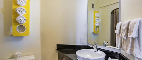 Suihkun ja ammeen yhdistelmä, pyyhkeet