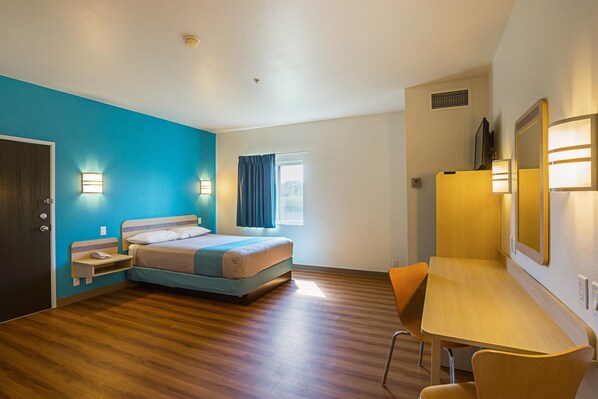 办公桌、免费 WiFi、床单