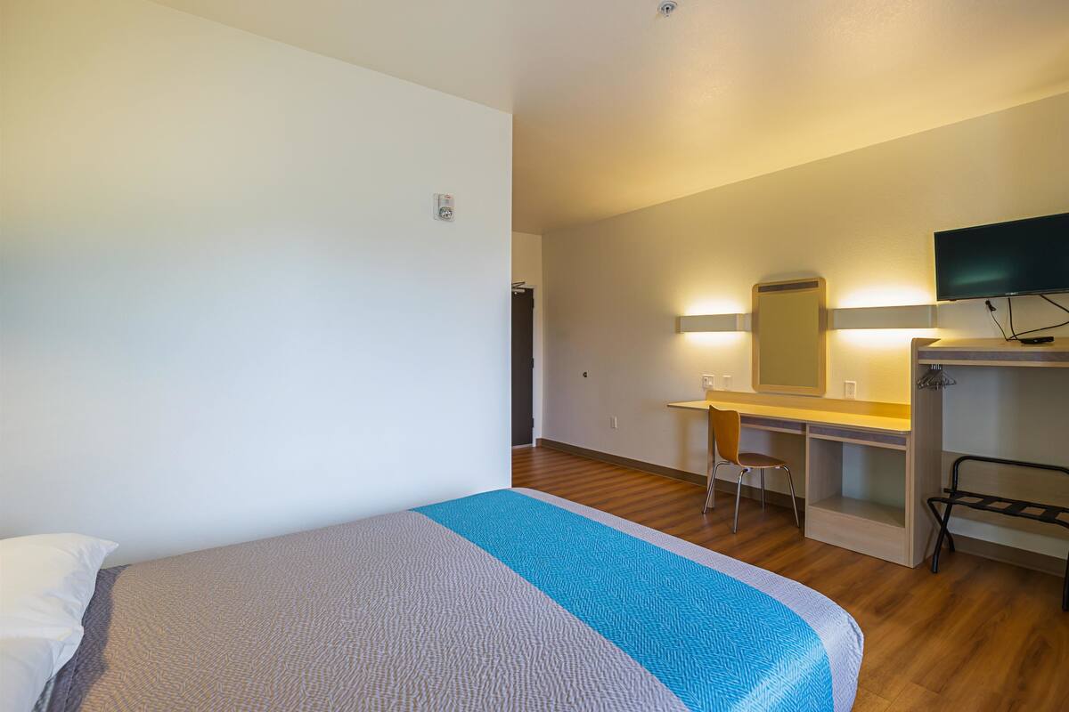 Escriptori, wifi gratuïta i roba de llit