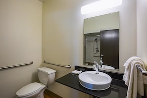 办公桌、免费 WiFi、床单