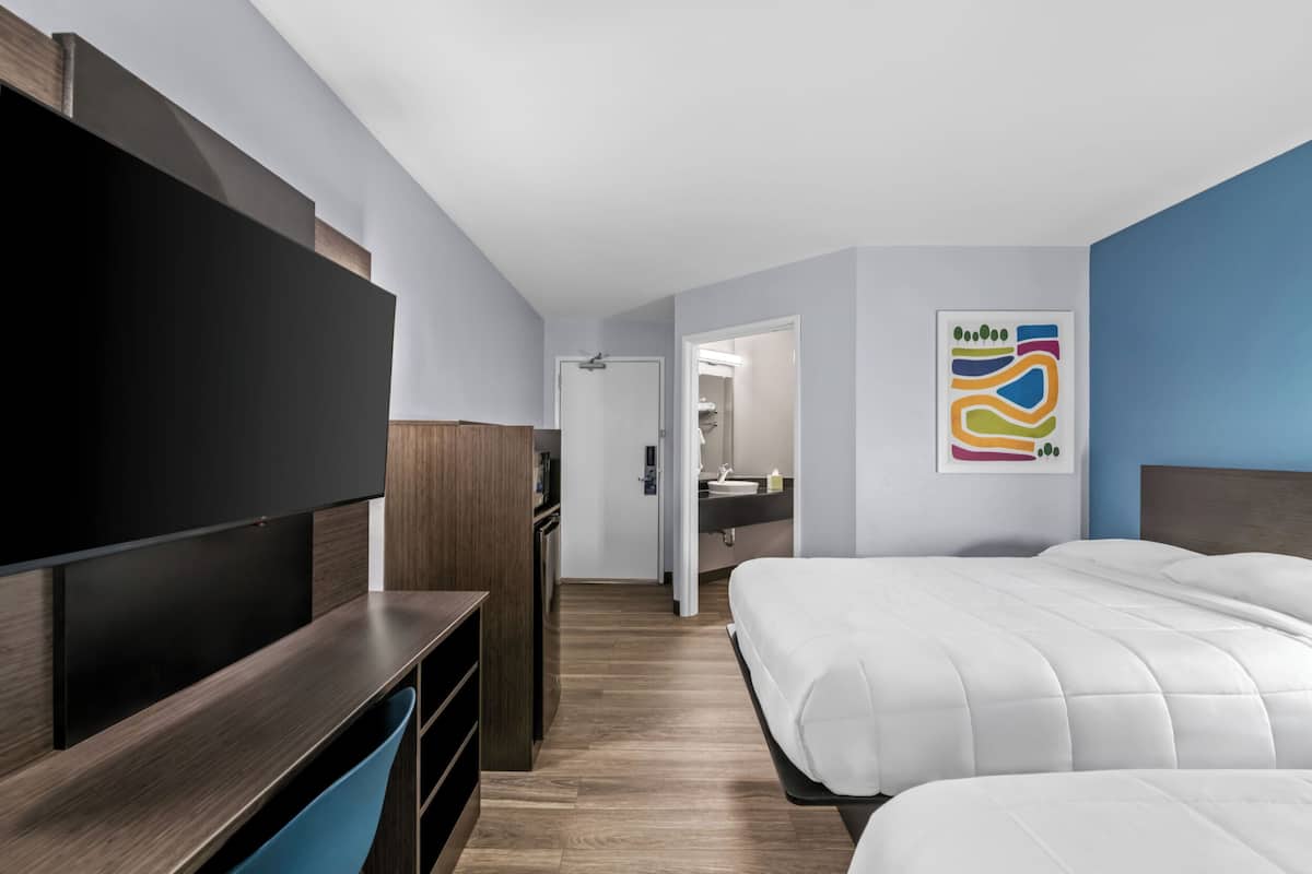 Rom – standard, 2 dobbeltsenger, ikke-røyk | Skrivebord, wi-fi (inkludert) og sengetøy