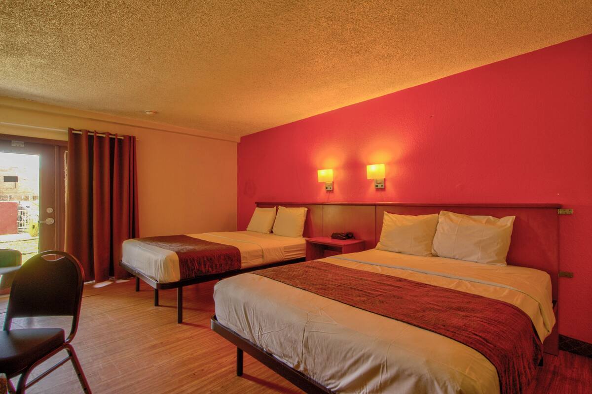 Escritorio, wifi gratis, ropa de cama