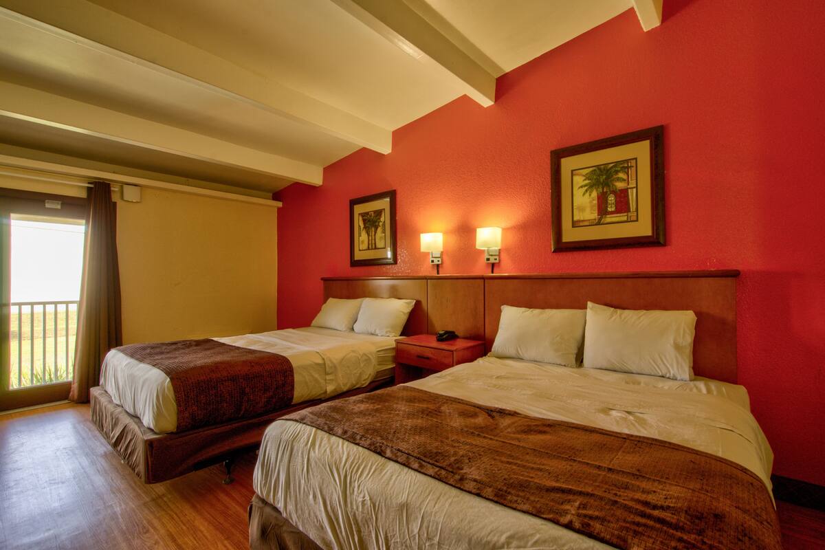 Habitación Deluxe, 2 camas de matrimonio | Escritorio, wifi gratis, ropa de cama