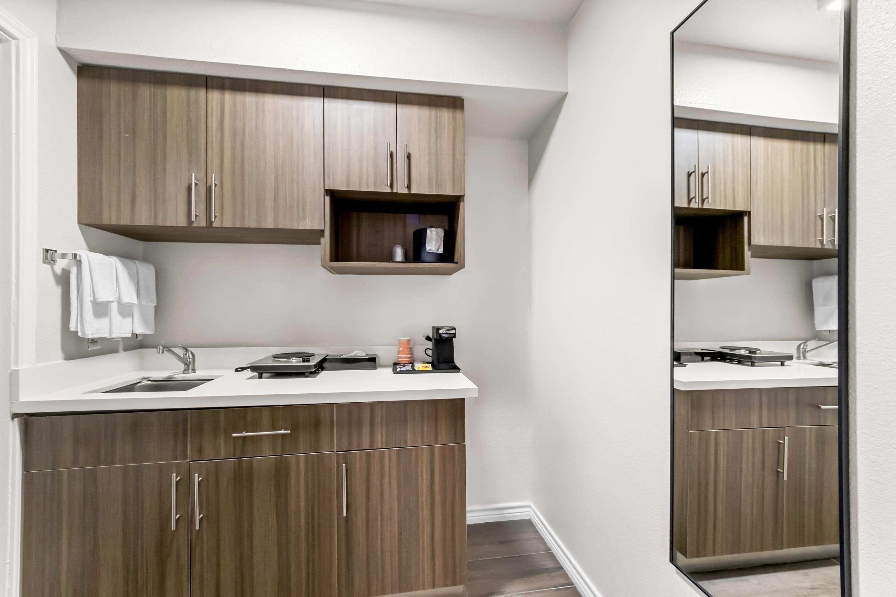 Cortinas opacas, wifi gratis, ropa de cama