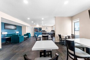 Free daily continental breakfast - Quality Inn & Suites Port Lavaca near Lighthouse Beach (Port Lavaca)