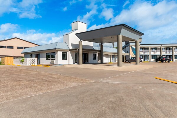 Quality Inn & Suites Port Lavaca Near Lighthouse Beach - Port Lavaca, TX