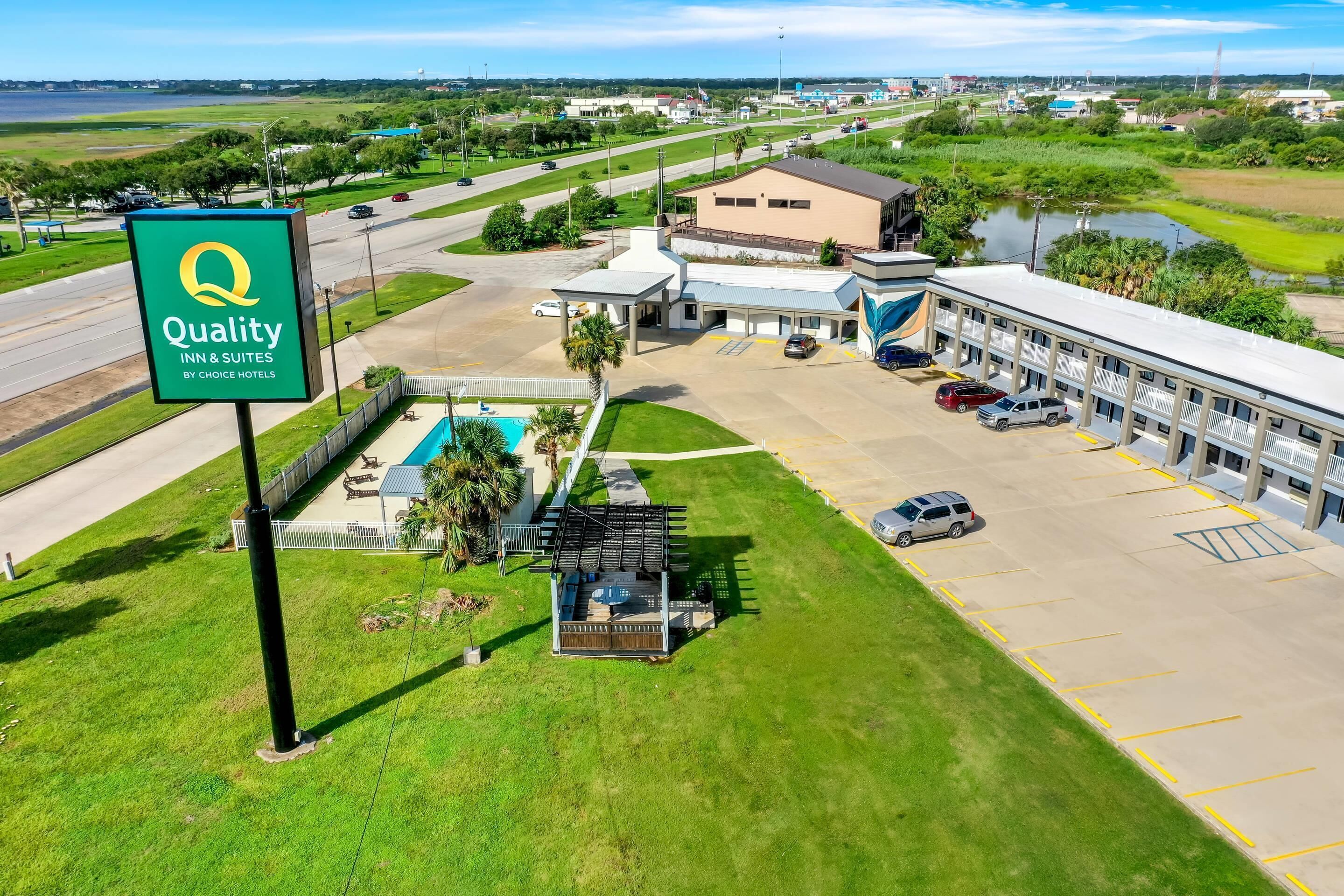 Un hôtel Quality Inn & Suites, appartenant au groupe Choice Hotels, doté d’un parking, d’une piscine et offrant une vue sur les environs.