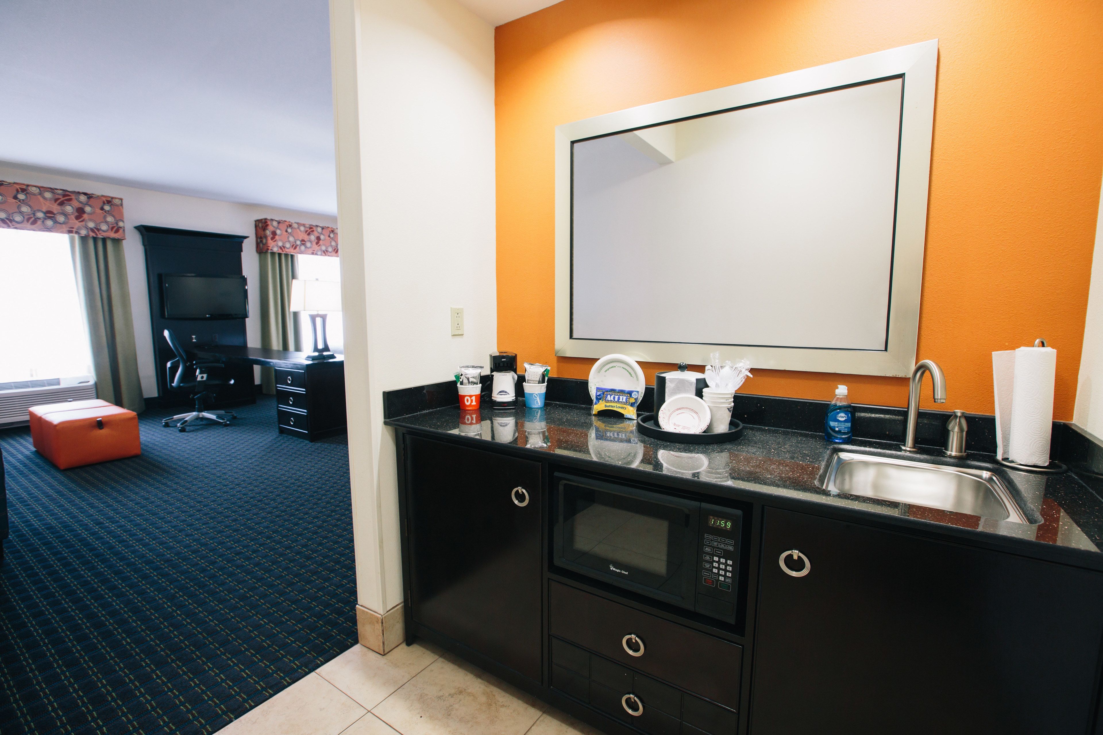 2 qn studio suite | down duvets, laptop workspace, blackout curtains, iron/ironing board