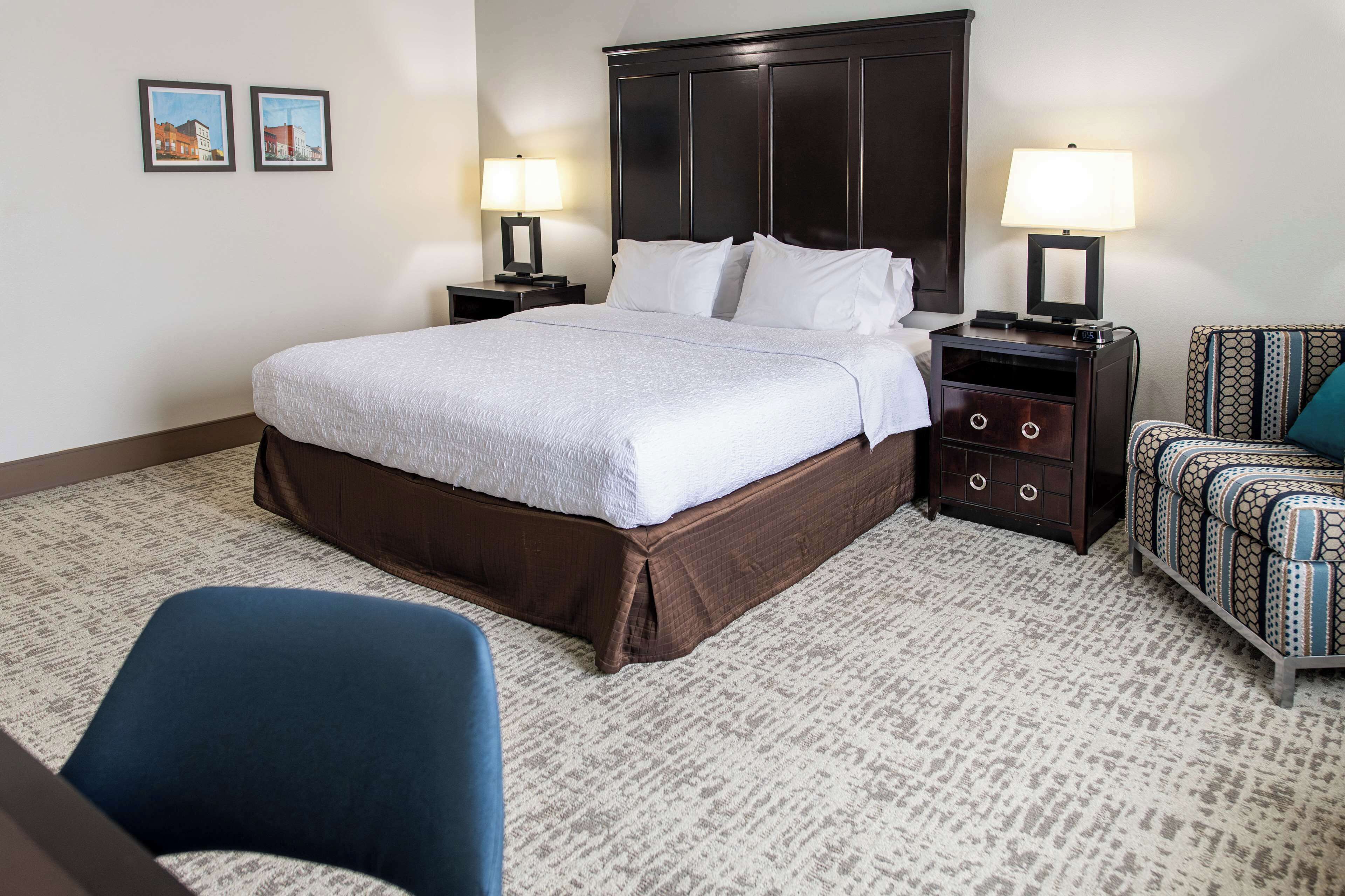 Edredones de plumas y espacio para trabajar con un portátil