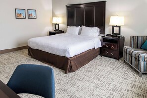 Cubrecamas, espacio para trabajar con laptop y cortinas blackout 