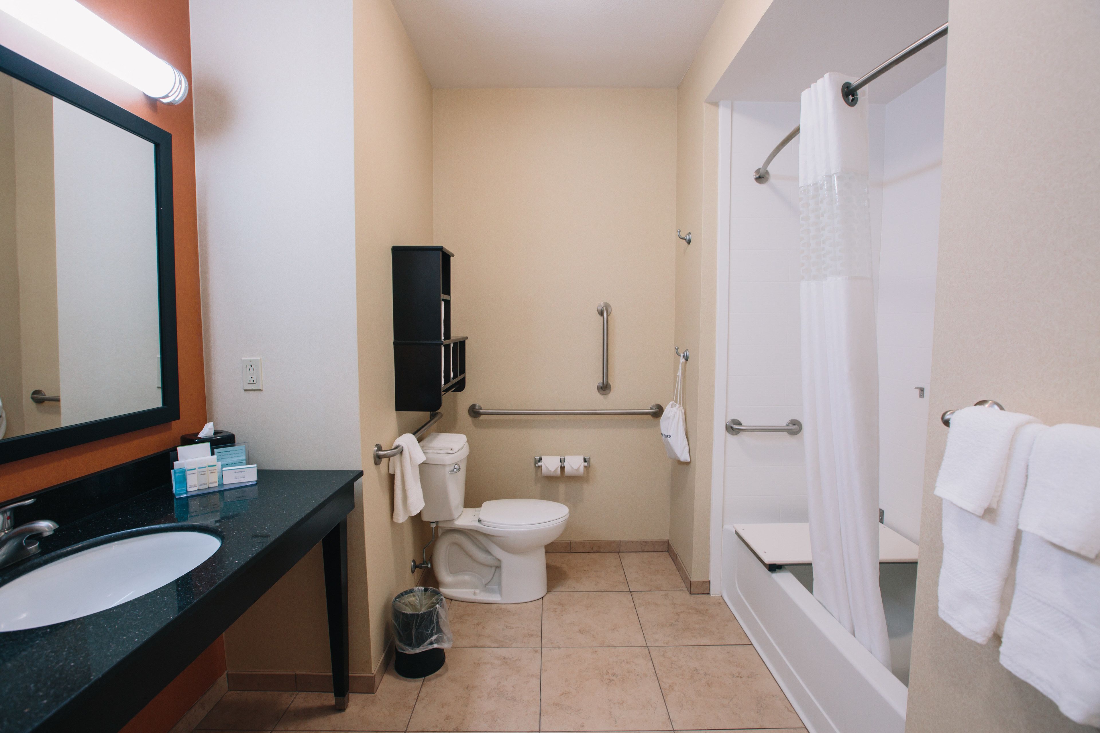 Un baño con lavamanos, inodoro y ducha.