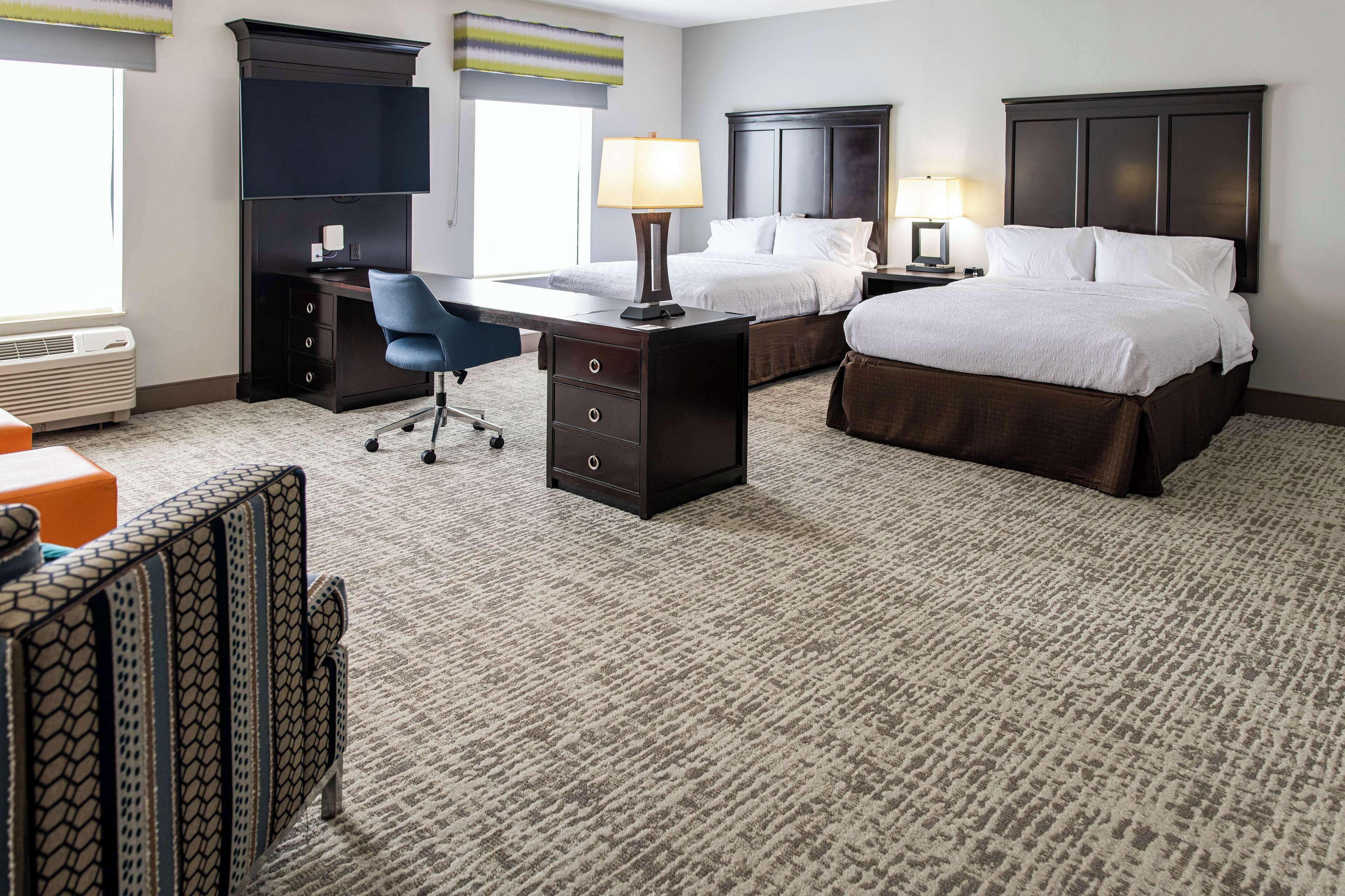 2 qn studio suite | down duvets, laptop workspace, blackout curtains, iron/ironing board