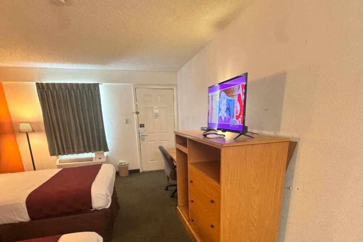 Room, 1 King Bed, Smoking | Premium bedding, in-room safe, desk, iron/ironing board