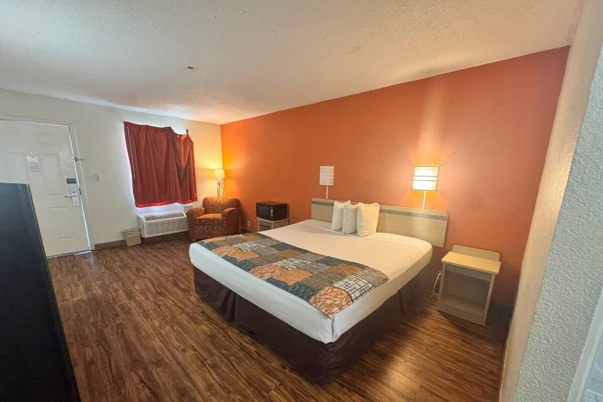 Premium bedding, in-room safe, desk, iron/ironing board