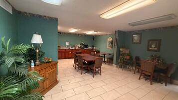 Free daily continental breakfast