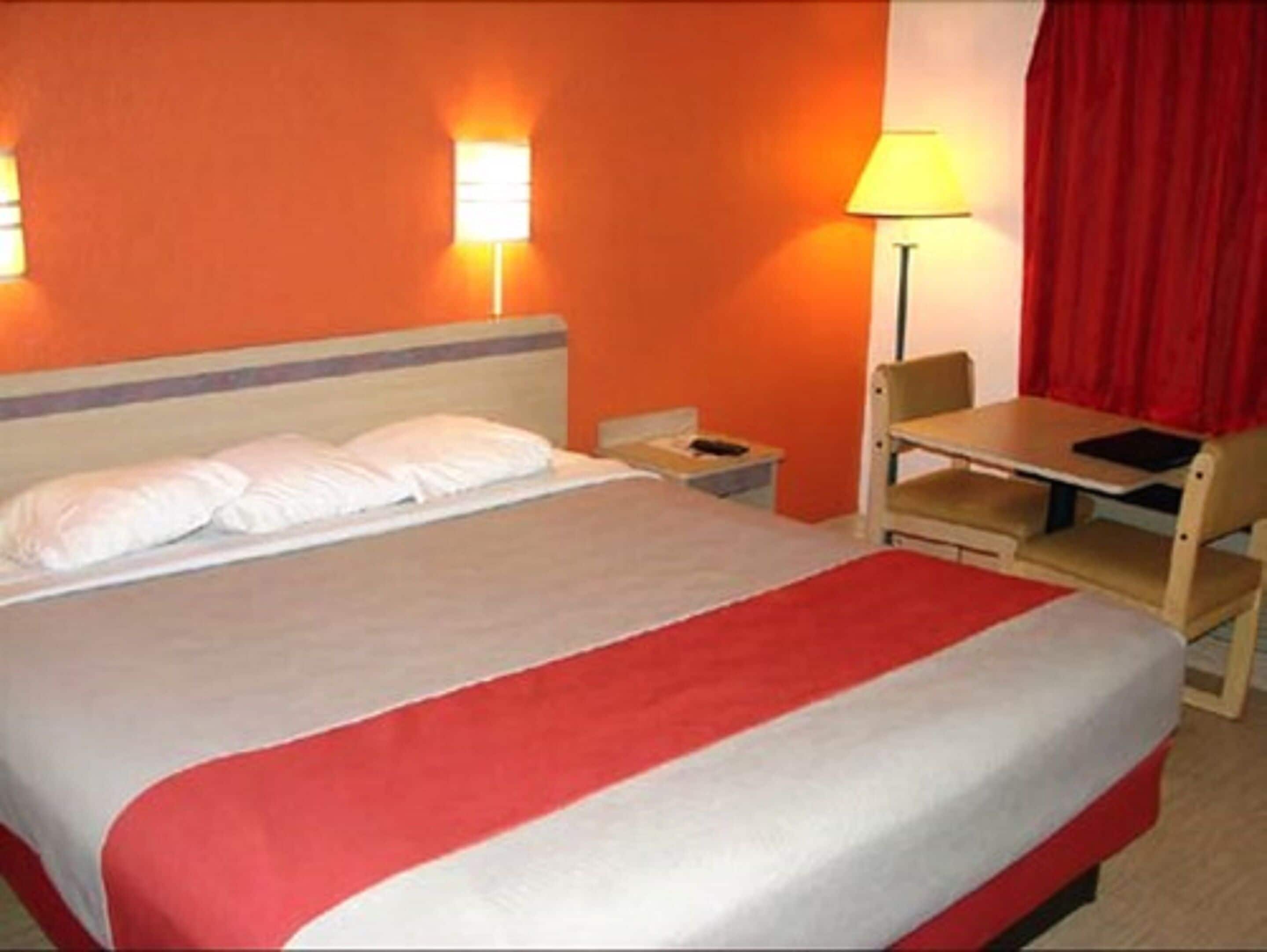 Standard Room, 1 King Bed | Una scrivania, Wi-Fi gratuito, lenzuola