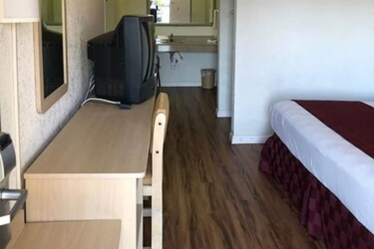 Premium bedding, in-room safe, desk, iron/ironing board