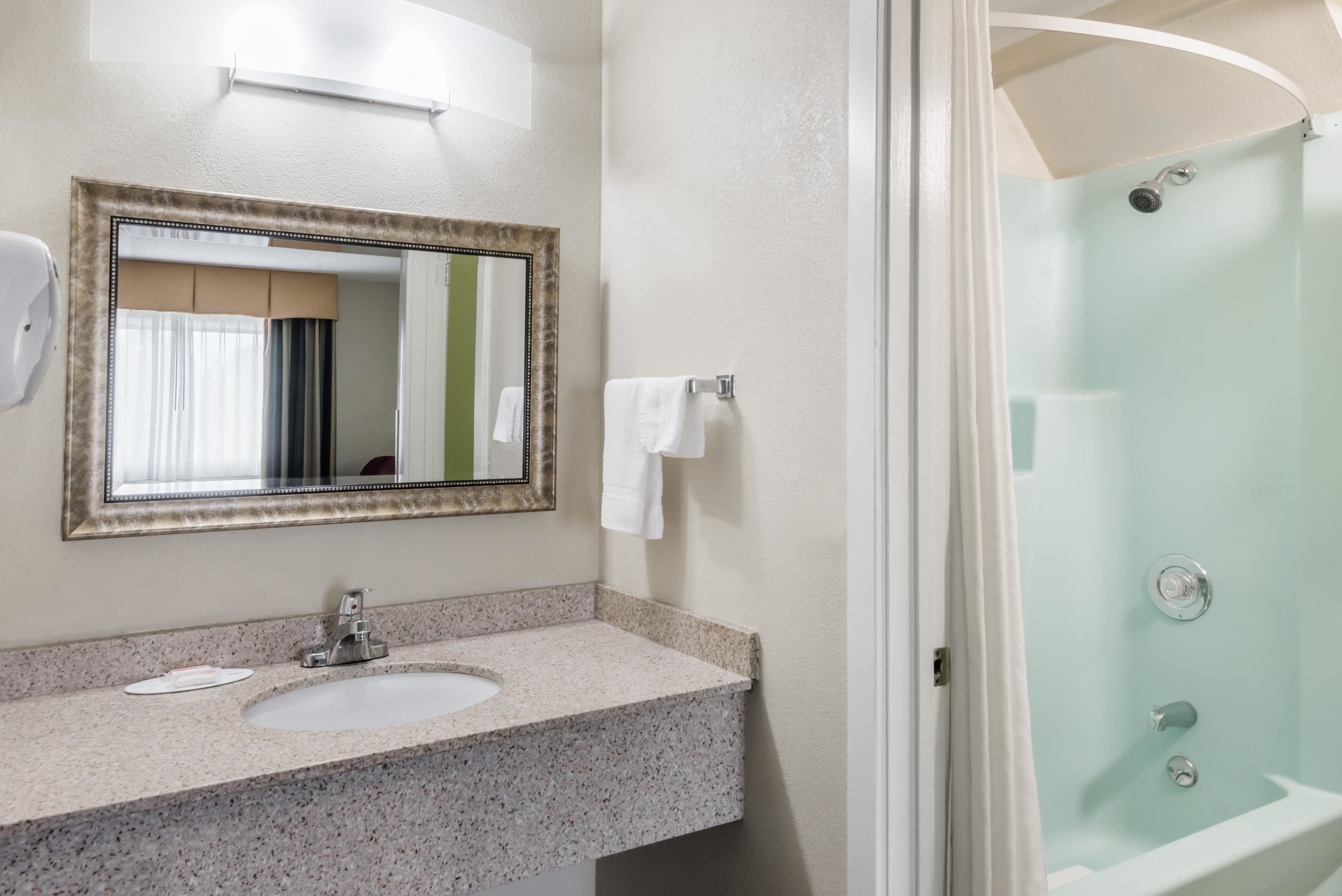 Amenidades de baño gratuitas, secadora de cabello, toallas, jabón 