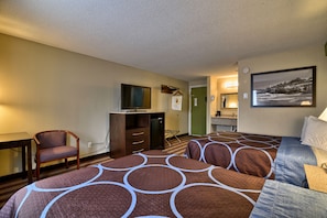 Pillow-top beds, desk, blackout curtains, cots/infant beds - Super 8 by Wyndham Bangor (Bangor)