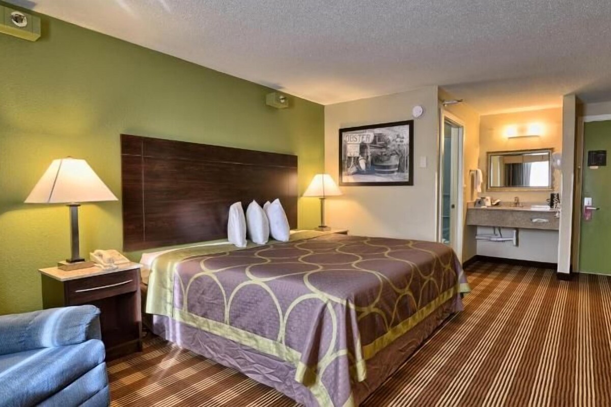 Camas con pillow-top, escritorio, cortinas blackout y cunas 