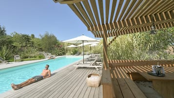 Outdoor pool, pool umbrellas, sun loungers