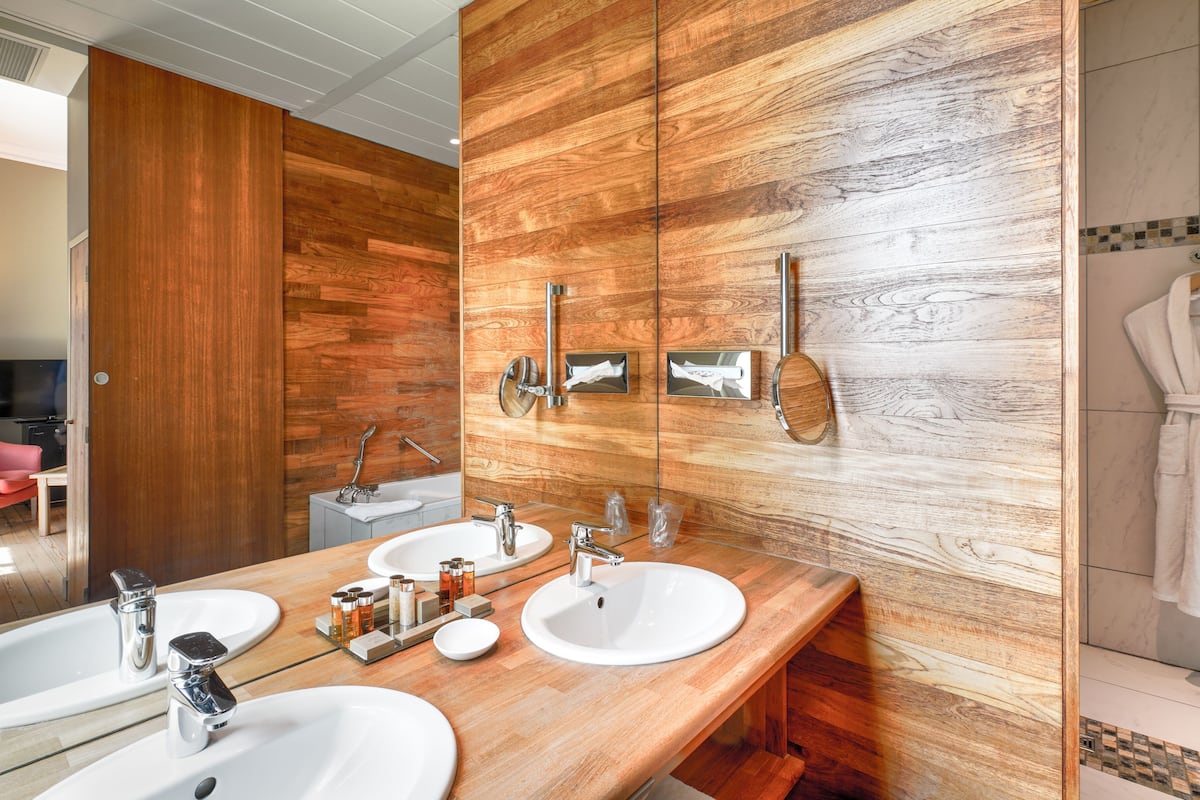 deluxe double room, river view (garonne) | bathroom | free toiletries, hair dryer, slippers, towels