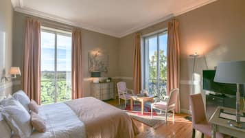 Comfort Double Room, Garden View | Minibar, in-room safe, individually decorated, desk