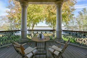 Quarto romântico | Frigobar, cofres nos quartos, individualmente decorados, escrivaninha