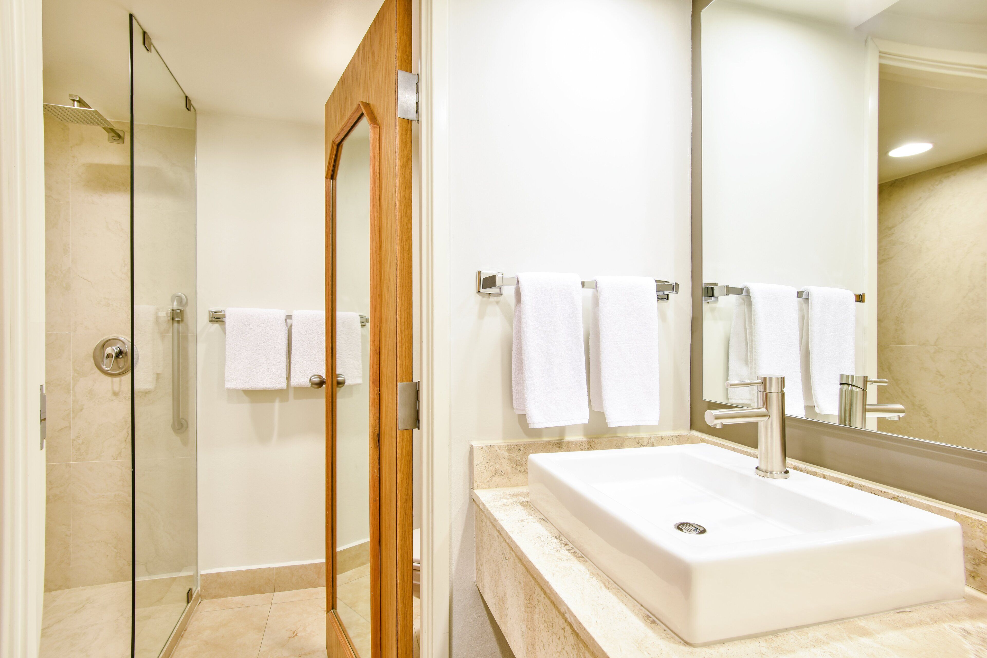 combined shower/bathtub, eco-friendly toiletries, hair dryer, towels