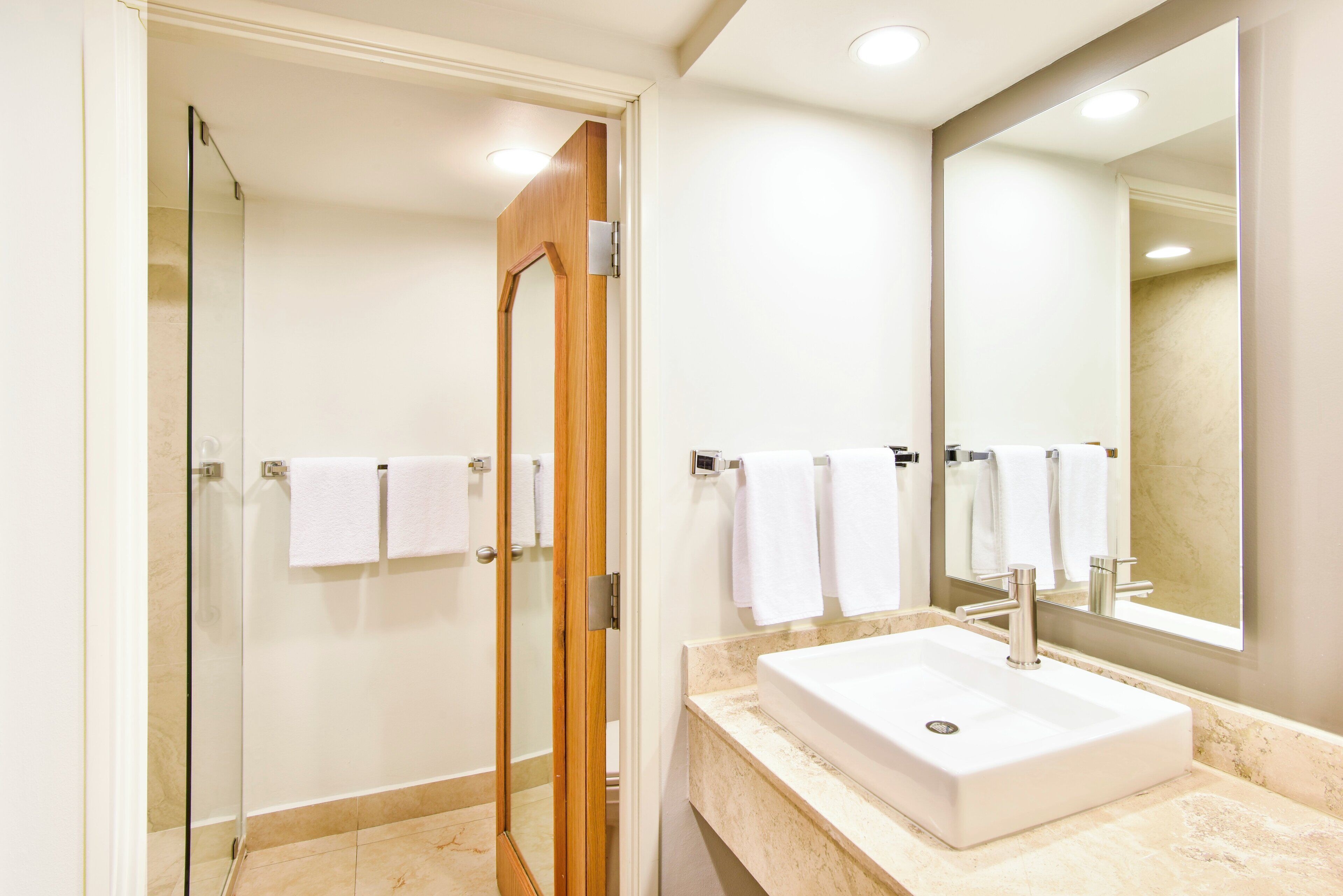 combined shower/bathtub, eco-friendly toiletries, hair dryer, towels